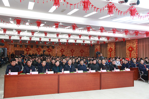 1546487239856090.jpg 集团公司领导与职工共同观看晚会演出_副本.jpg