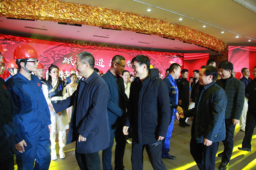 1550733496947370.jpg 集团公司田其祥董事长与演出人员握手祝贺_副本.jpg