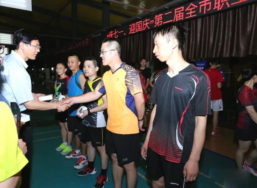 1561708110441017.jpg 市总工会党组书记、常务副主席孙荣新为转会二等奖运动员颁奖.jpg