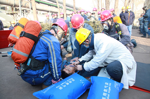 1609828940202440.jpg 3救护煤气中毒者_副本.jpg